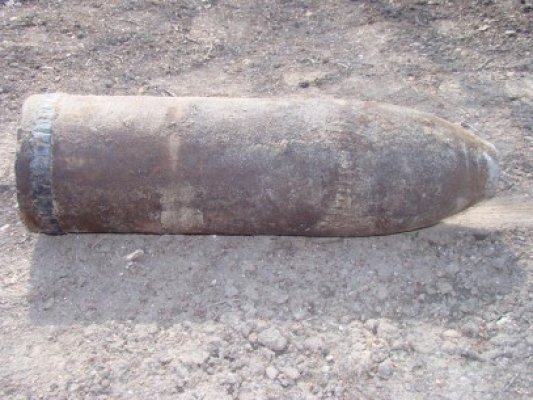 Proiectil de artilerie, rămas neexplodat, descoperit într-o fabrică de ciment